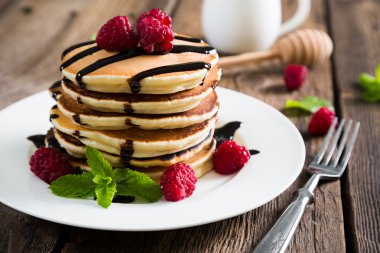 Krep taze Ahududu ve çikolata ile