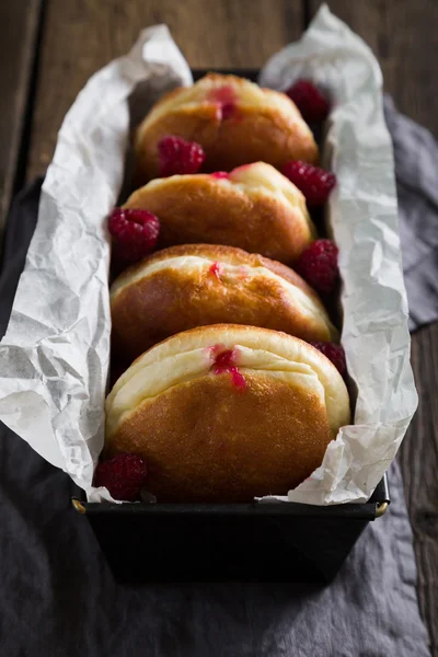 Berliner gefüllt mit Marmelade — Stockfoto