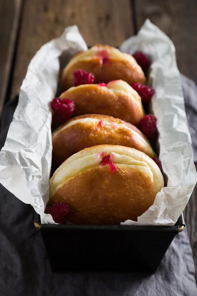 Berliner gefüllt mit Marmelade — Stockfoto