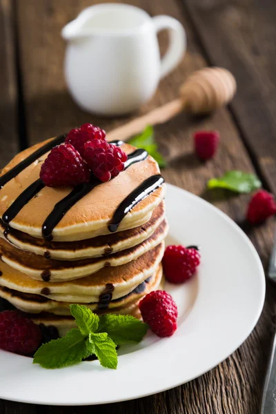 Pancakes with fresh raspberries and chocolate — Stock Photo, Image
