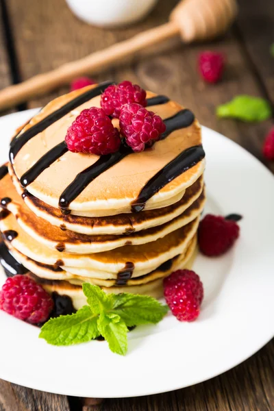 Pancakes with fresh raspberries and chocolate — Stock Photo, Image