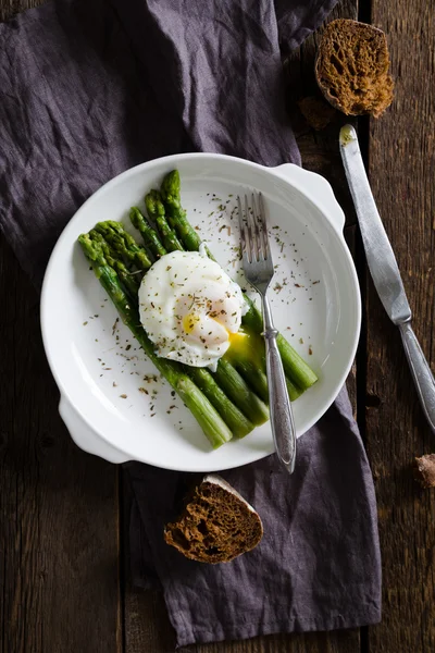 Gekochter Spargel mit pochiertem Ei — Stockfoto