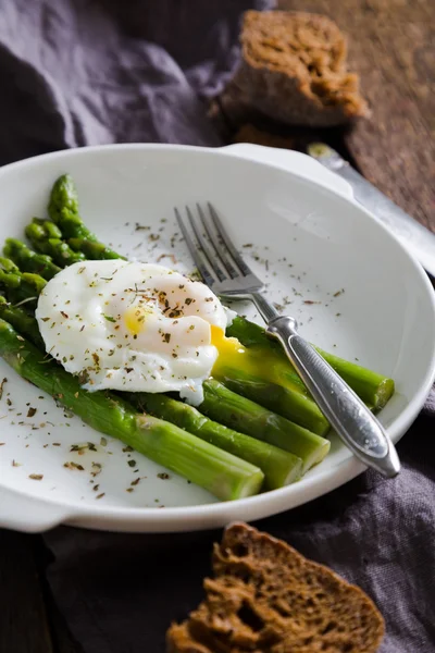 Gekookte asperges met gepocheerd ei — Stockfoto