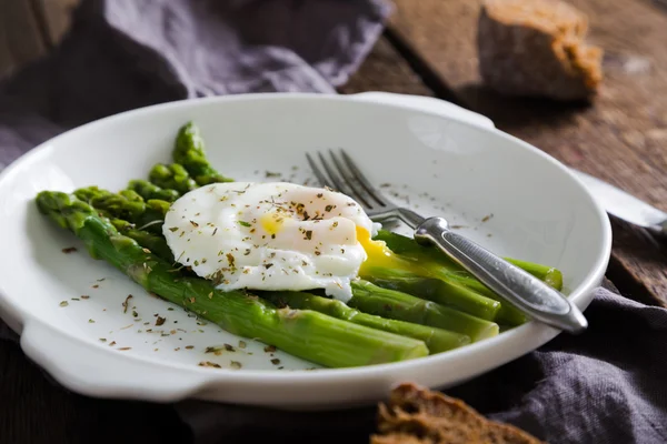 Haşlanmış yumurta ile haşlanmış kuşkonmaz