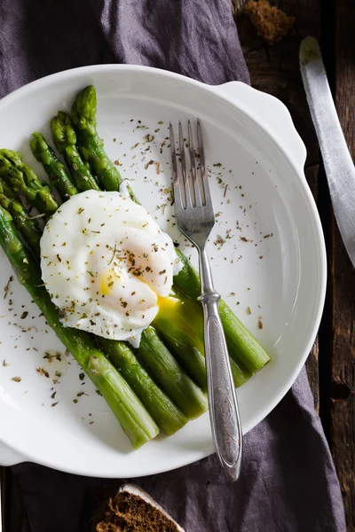 Haşlanmış yumurta ile haşlanmış kuşkonmaz