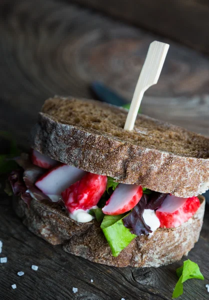 O sanduíche de pão integral com carne de caranguejo — Fotografia de Stock
