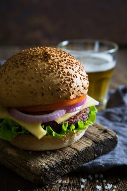 Hamburger bira tablo ile