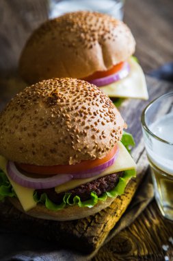 Hamburger bira tablo ile