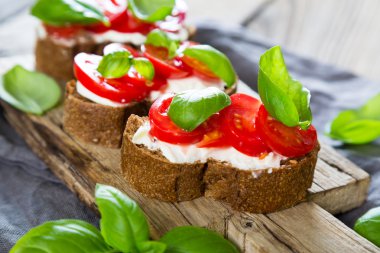 Bruschetta krem peynir domates ve fesleğen ile