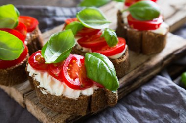 Bruschetta krem peynir domates ve fesleğen ile