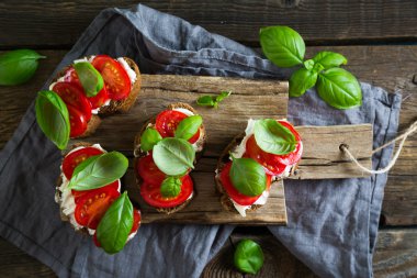 Bruschetta krem peynir domates ve fesleğen ile