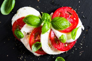 Mozzarella peyniri domates ve fesleğen. Caprese salatası