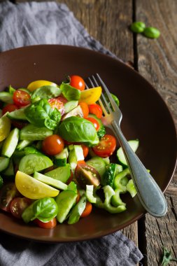 Rustik tarzı taze sebze salatası