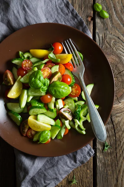 Sałatką ze świeżych warzyw w stylu rustykalnym — Zdjęcie stockowe