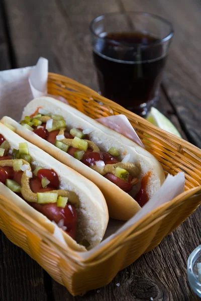 Hot dogs y cerveza oscura — Foto de Stock
