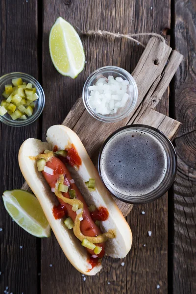 Hot dogs y cerveza oscura — Foto de Stock