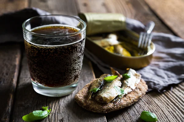 Donker bier met een broodje vis — Stockfoto