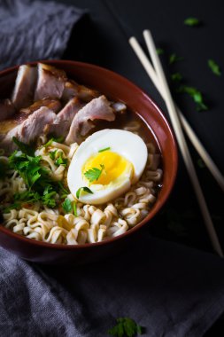 Domuz eti, yumurta ve Yeşiller ile Asya erişte