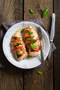 Pişmiş tavuk göğsü ile mozzarella ve domates fesleğen ile