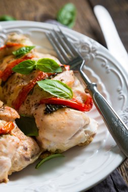 Pişmiş tavuk göğsü ile mozzarella ve domates fesleğen ile