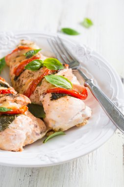 Pişmiş tavuk göğsü ile mozzarella ve domates fesleğen ile