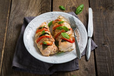 Pişmiş tavuk göğsü ile mozzarella ve domates fesleğen ile