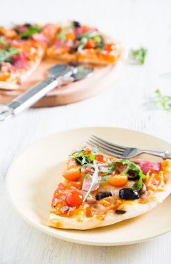 Pizza salam, domates ve roka ile