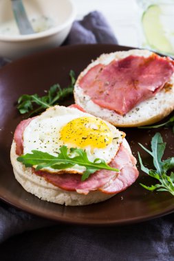 Et ve kızarmış yumurta ile sandviç