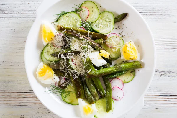 Kuşkonmaz, salatalık ve parmesan ile haşlanmış yumurta taze salata — Stok fotoğraf