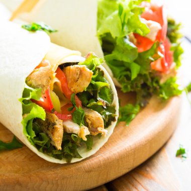 Et ve sebze bir tortilla sarılmış