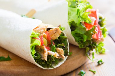 Et ve sebze bir tortilla sarılmış