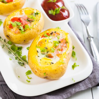 Pastırma, yeşillik ve yumurta ile doldurulmuş patates.
