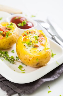 Pastırma, yeşillik ve yumurta ile doldurulmuş patates.