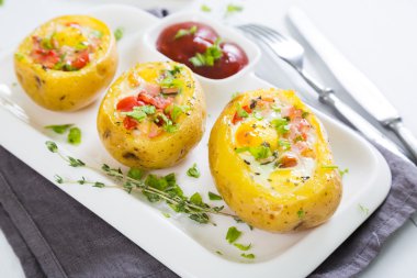 Pastırma, yeşillik ve yumurta ile doldurulmuş patates.