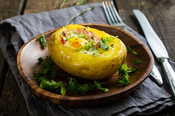 Pastırma, yeşillik ve yumurta ile doldurulmuş patates.