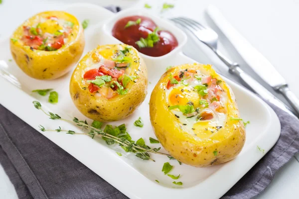 Pastırma, yeşillik ve yumurta ile doldurulmuş patates.