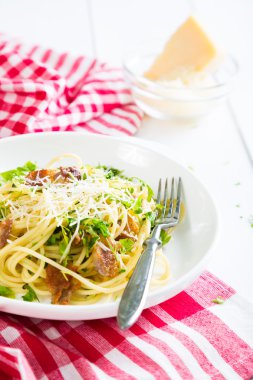 Makarna carbonara. Spagetti pastırma ve parmesan peynir yeşillikleri ile