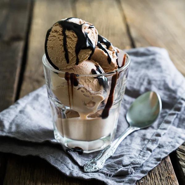 Gelato al cioccolato in un bicchiere — Foto Stock