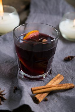 Tablo üzerinde mulled şarap