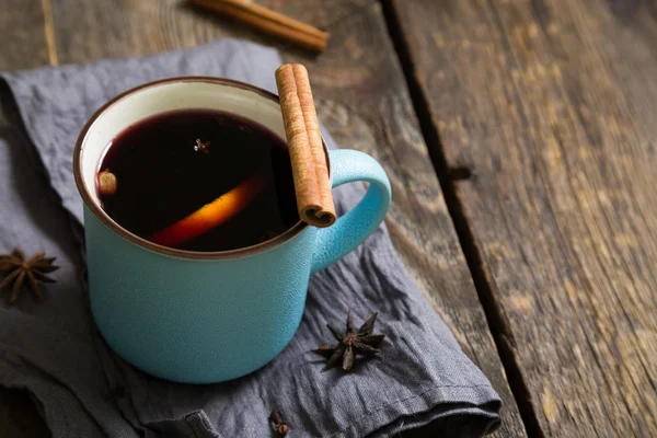 Glühwein auf dem Tisch — Stockfoto