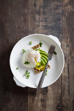 Avokado ve haşlanmış yumurta ile çıtır ekmek.