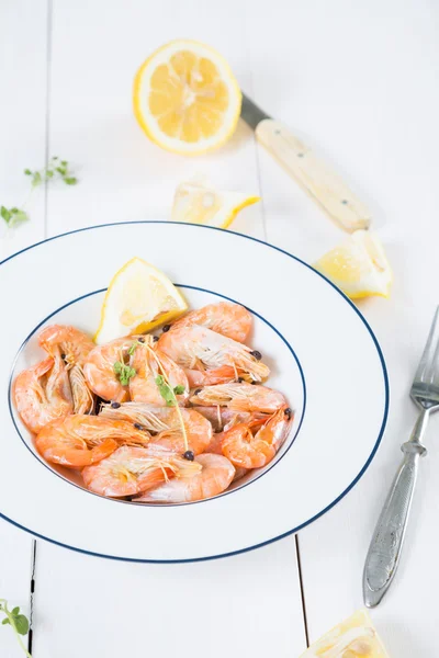 Gamberetti bolliti con limone — Foto Stock