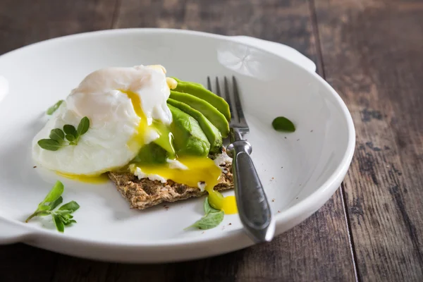 Avokado ve haşlanmış yumurta ile çıtır ekmek. — Stok fotoğraf