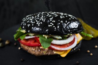 Tablo üzerinde siyah hamburger