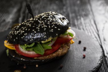 Tablo üzerinde siyah hamburger