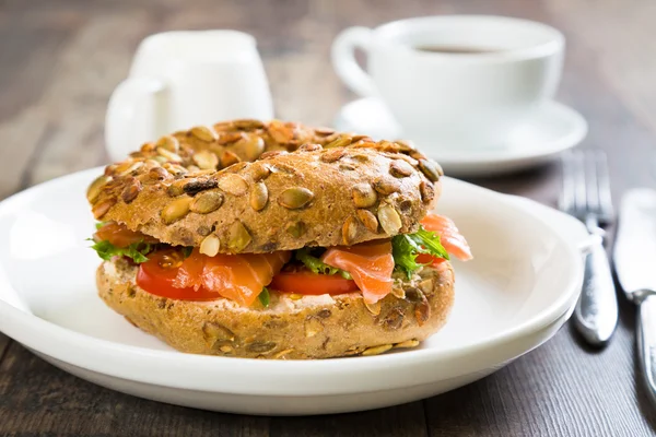 Bagels con queso crema y salmón ahumado con verduras — Foto de Stock