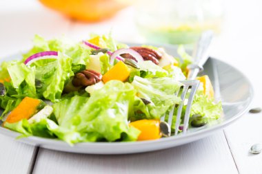 Kabak ile sebze salatası