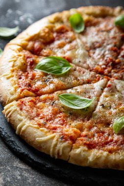 Margarita pizza ve taze fesleğen.