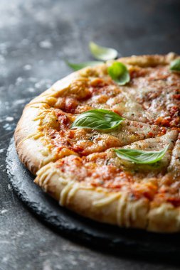 Margarita pizza ve taze fesleğen.