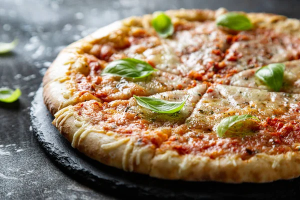 Pizza Margarita Con Albahaca Fresca —  Fotos de Stock